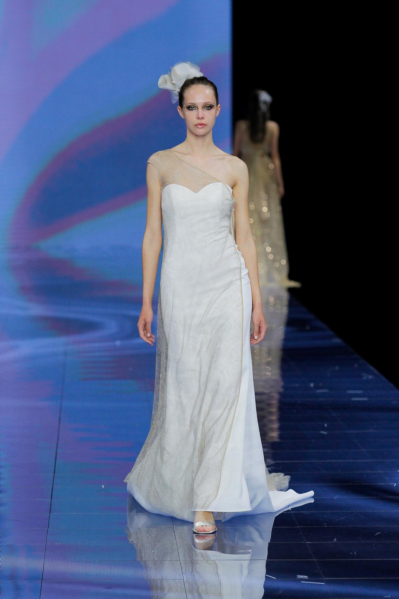 robe de mariée avec sur-robe dorée asymétrique