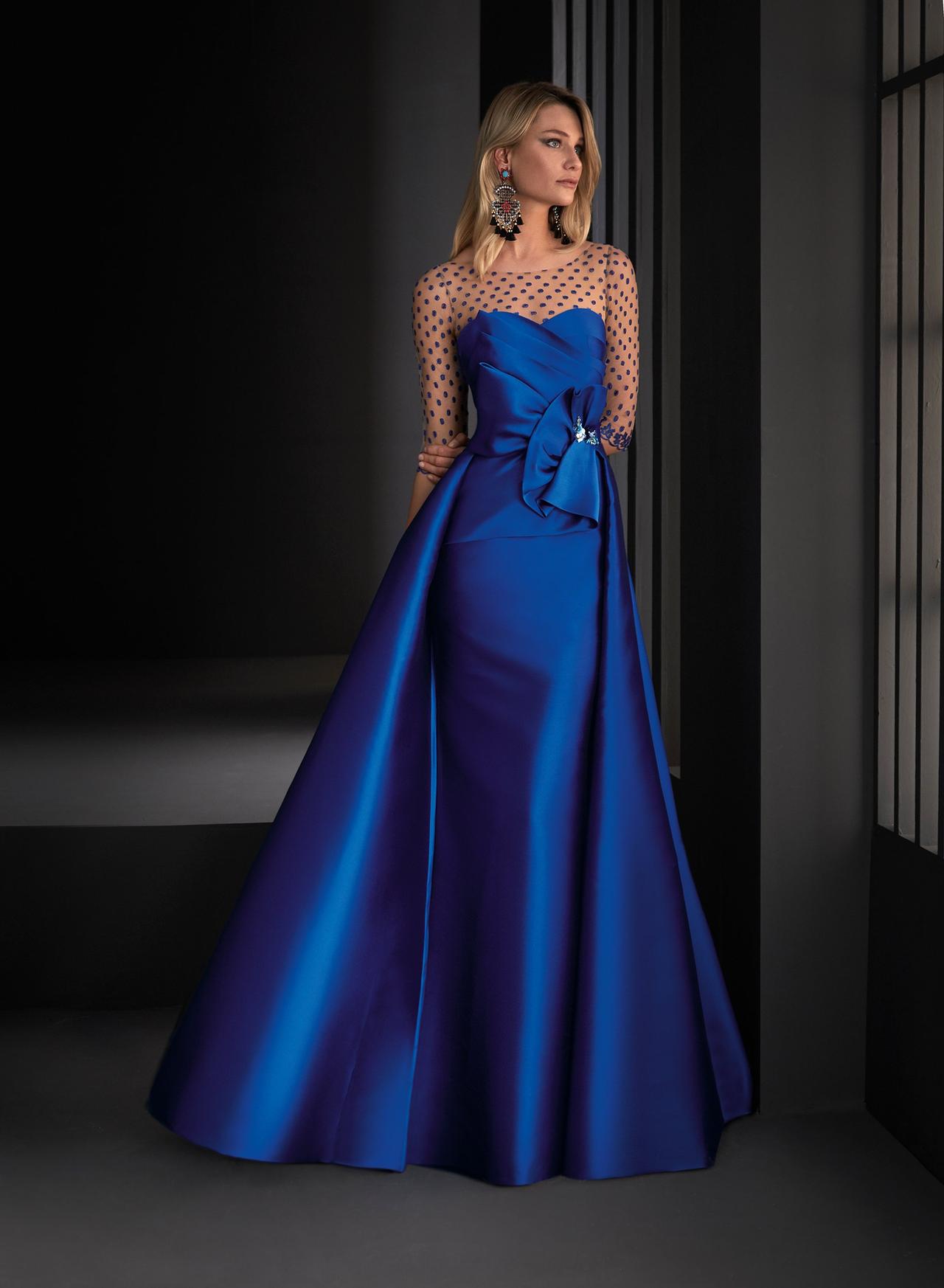 25 robes de soirée bleu Pantone pour des invitées qui rayonnent !
