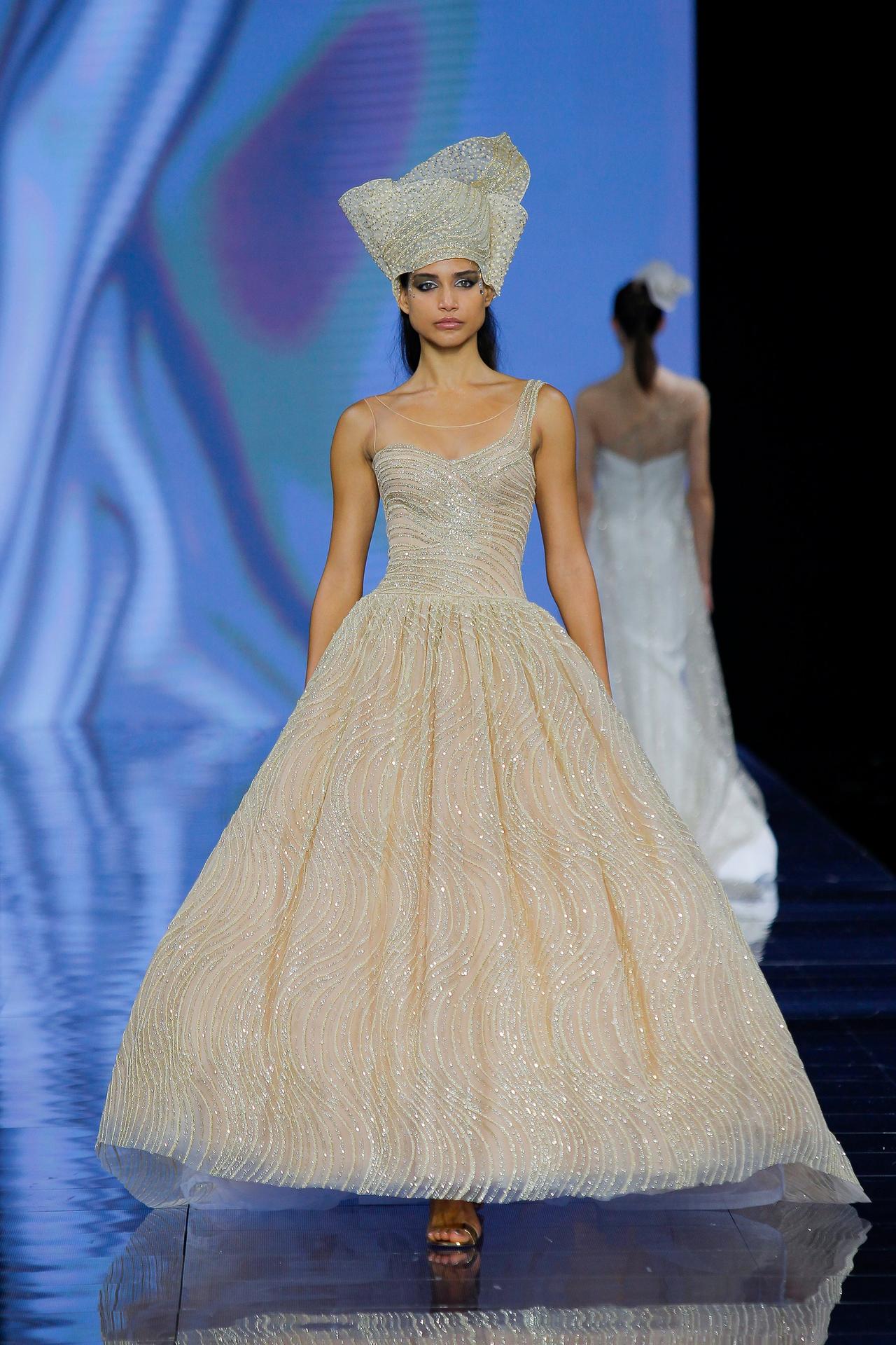 robe de mariée inspirée du flambeau Olympique de Cymbeline