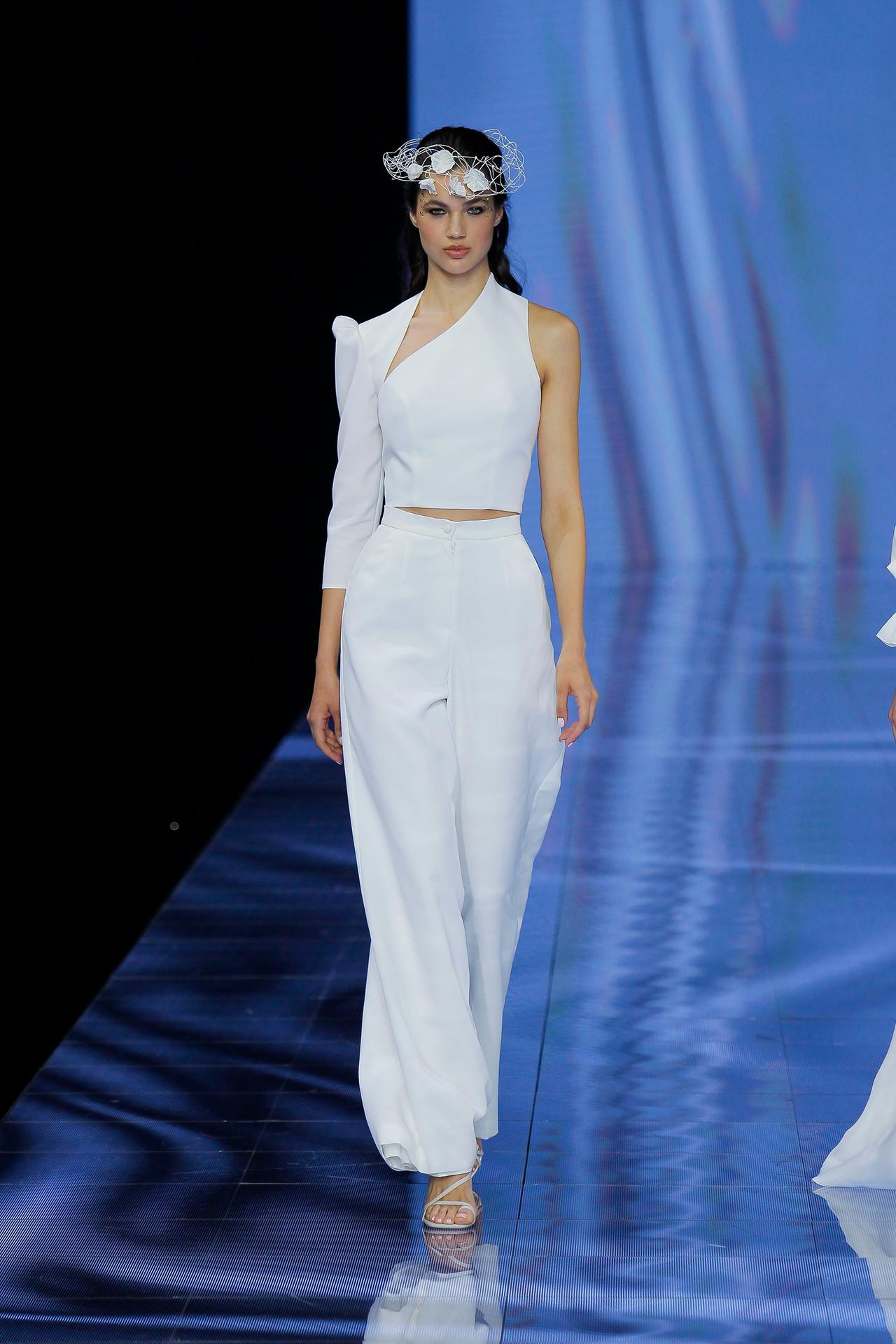 tenue de mariée avec pantalon et haut asymétrique de Cymbeline