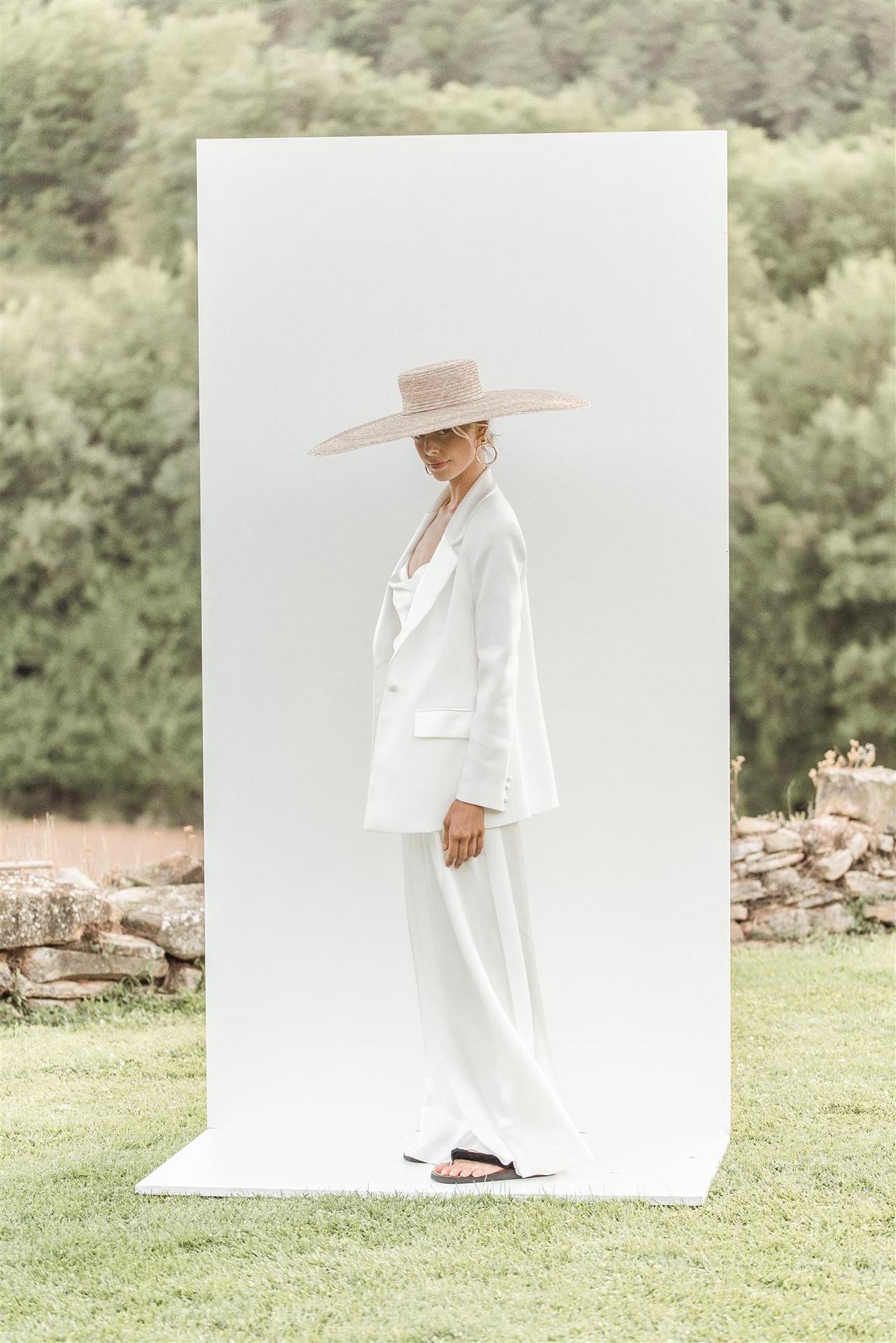 tailleur femme mariage avec chapeau