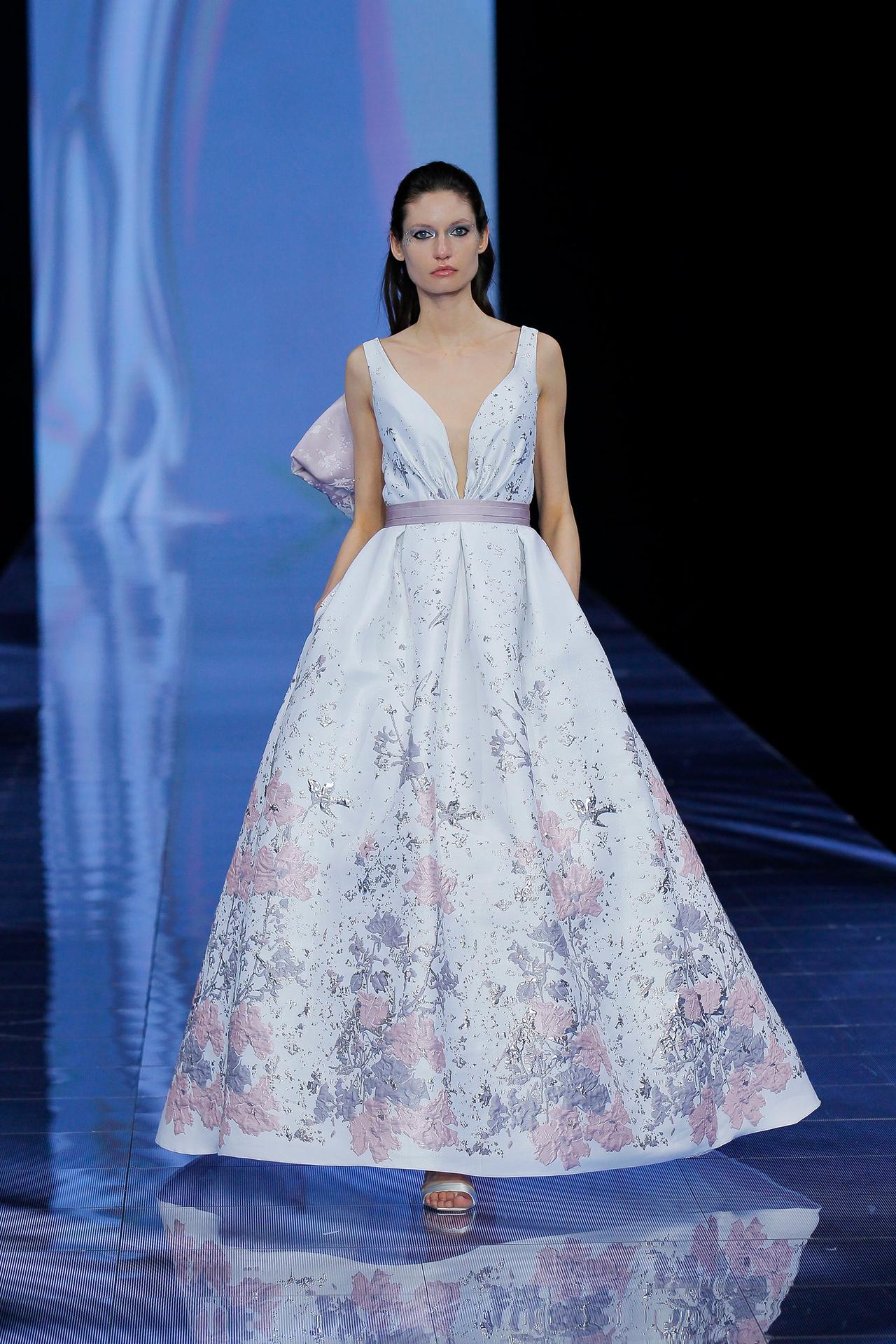 robe de mariée avec fleurs peintes en bleu et rose de Cymbeline