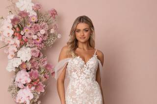 Robe de marié disponible pour femmes rondes en dentelle Coupe Sirène Décolleté En V Long Avec manches Ivoire MADI LANE BRIDAL