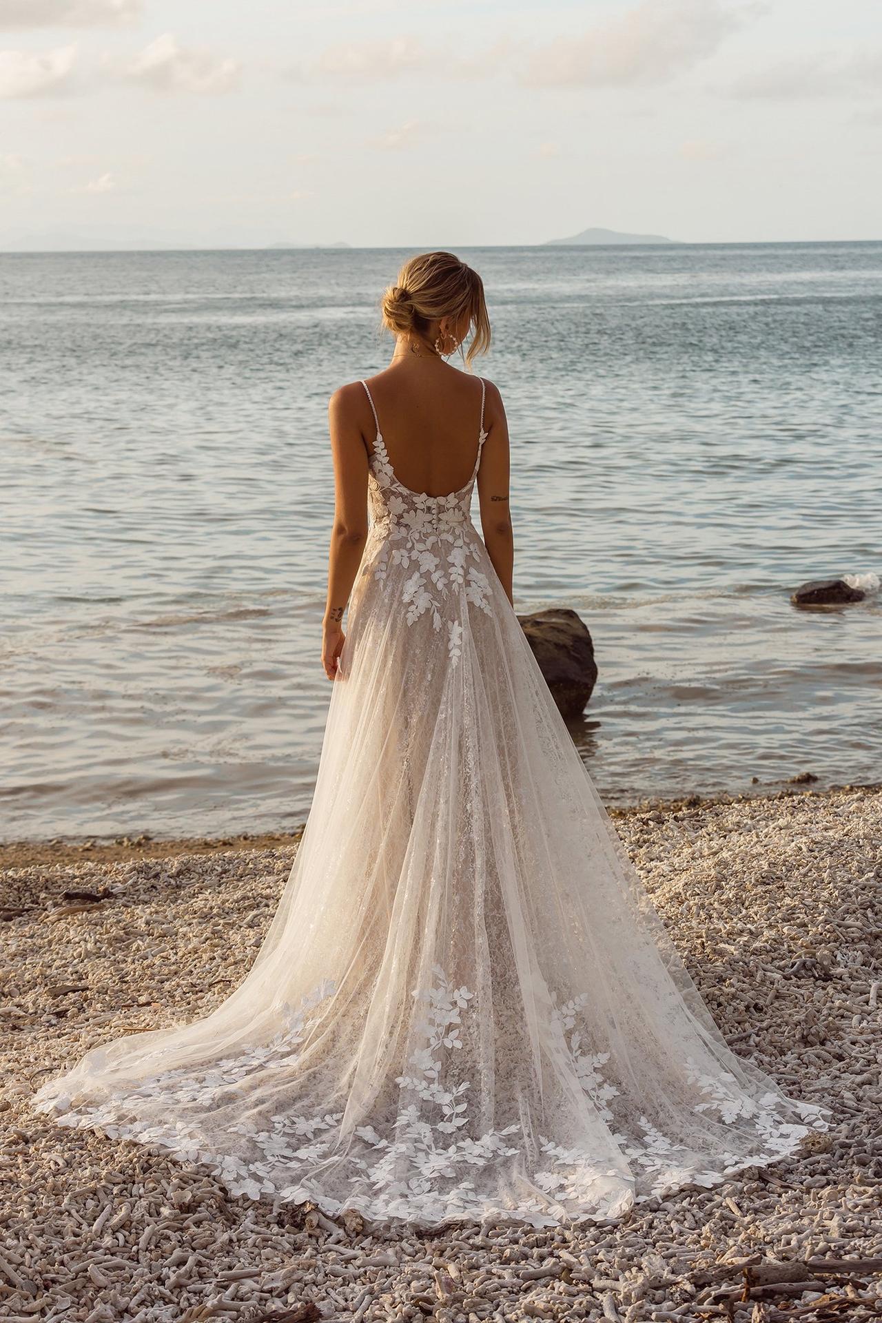 40 robes de mariée canons pour votre cérémonie sur la plage