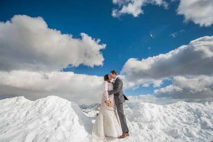 Kim et James : un mariage de rêve au milieu de la neige et des nuages