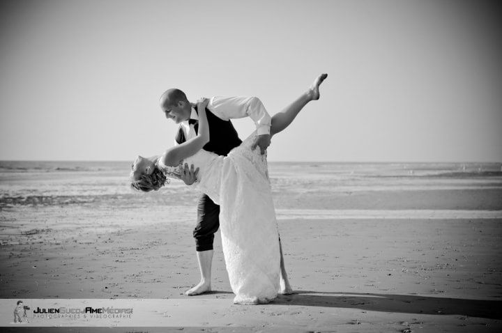 Le trash the dress à la mer de Mélanie et Joan