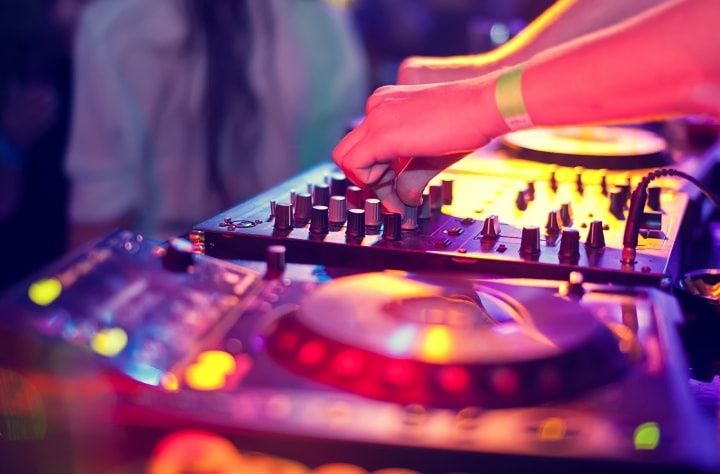 Tout ce qu'il faut savoir sur votre DJ de mariage