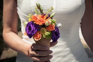 petit bouquet de mariée à fleurs oranges et mauves