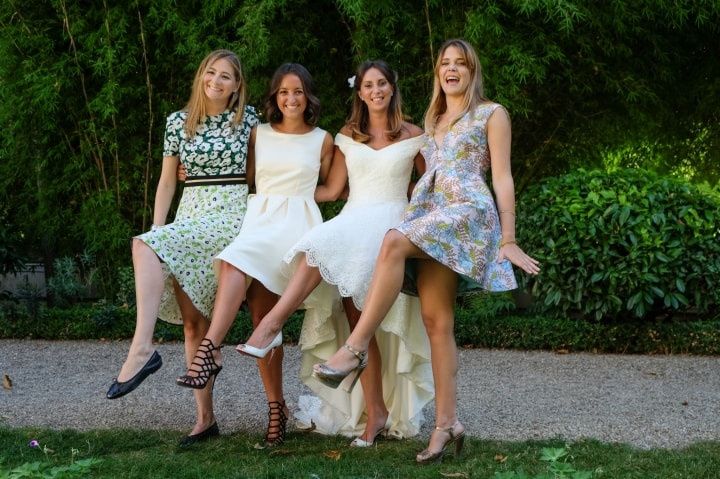 30 robes de soiree a motifs ideales pour les invitees de mariage