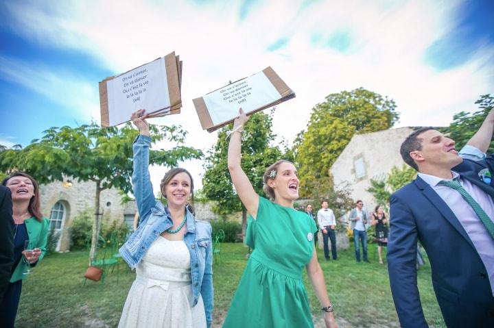 10 chansons à parodier pour un mariage : souhaitez en musique un grand