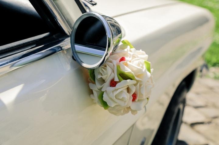 Comment décorer une voiture mariage ? 50 idées et conseils