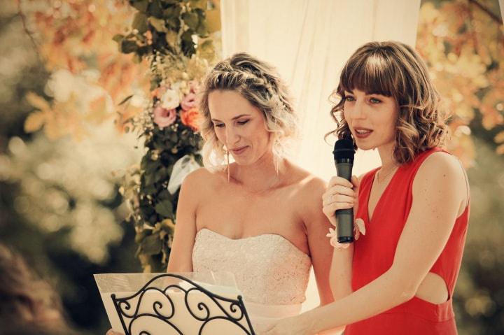 Discours Du Marié, Parlant Avec Microphone Pour Sa Mariée Lors De La  Cérémonie De Mariage. Banque D'Images et Photos Libres De Droits. Image  74645795