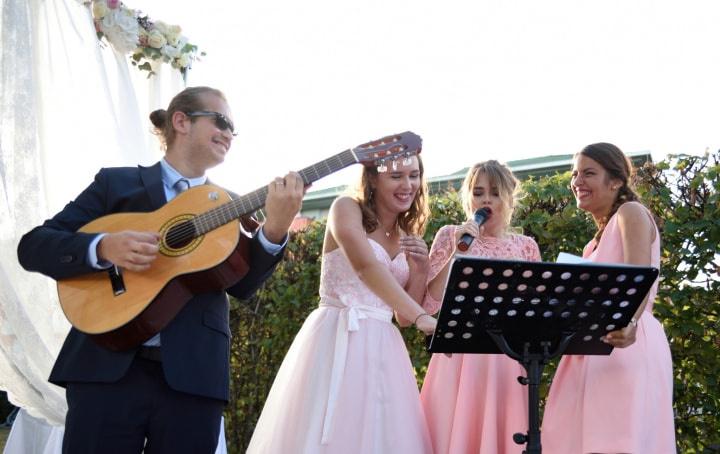 10 chansons à parodier pour un mariage : souhaitez en musique un grand