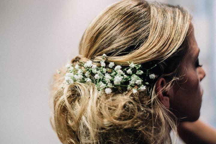 35 idées de coiffures pour une invitée de mariage chic !