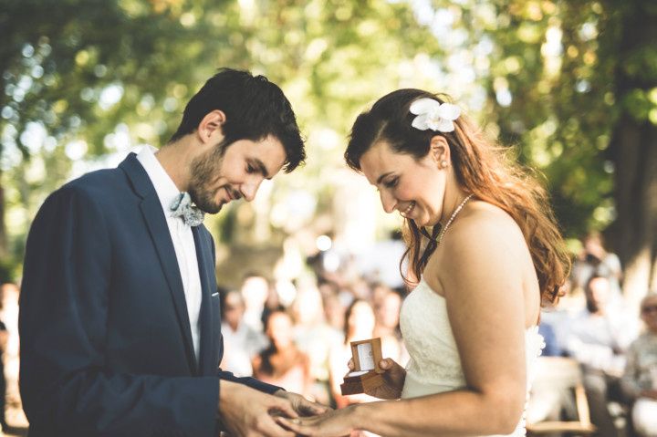 25 coiffures de mariée avec une grosse fleur