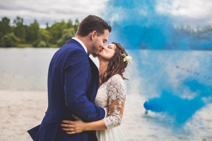 Des fumigènes de couleur pour vos photos de couple