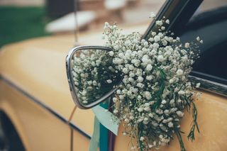 décoration voiture mariage avec fleurs mariage