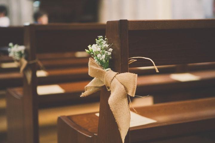 Chaise de mariage avec guirlande de fleurs - Des chaises de