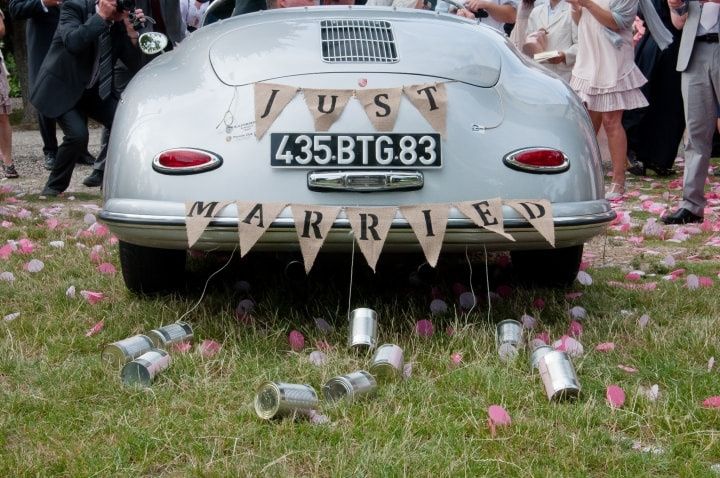  La tradition des boîtes de conserve pour la voiture des mariés