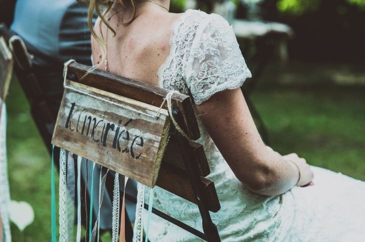 Chaises des mariés : comment les choisir et les décorer pour la cérémonie ?