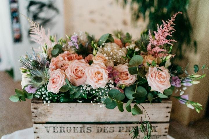 Décoration rustique de voiture avec fleurs pour future mariée