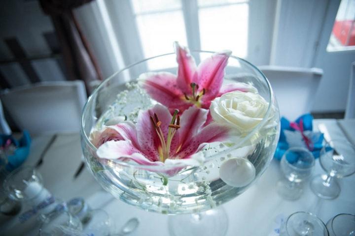 Bougies flottantes et fleurs submergées