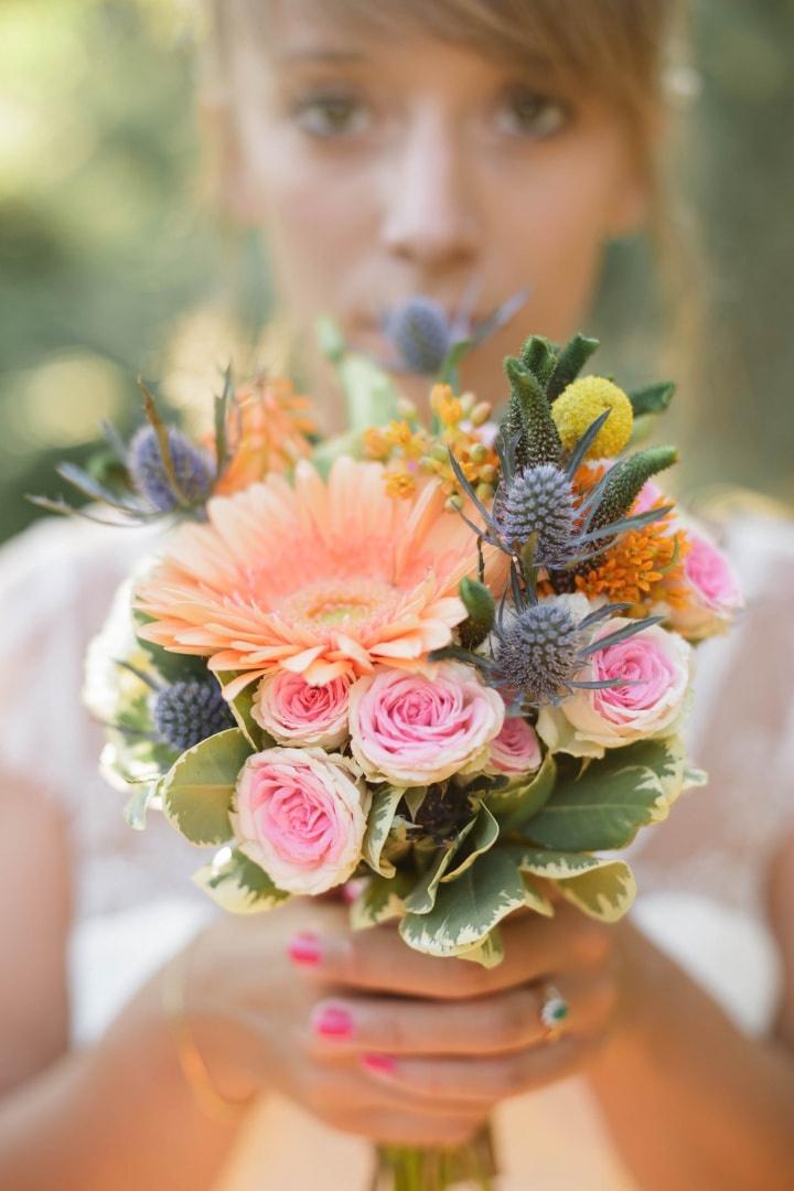 petit bouquet de mariée à fleurs multicolores