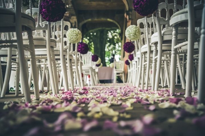 Les meilleures idées décoration pour votre cérémonie laïque  Wedding decor  elegant, Outdoor wedding decorations, Wedding backdrop design