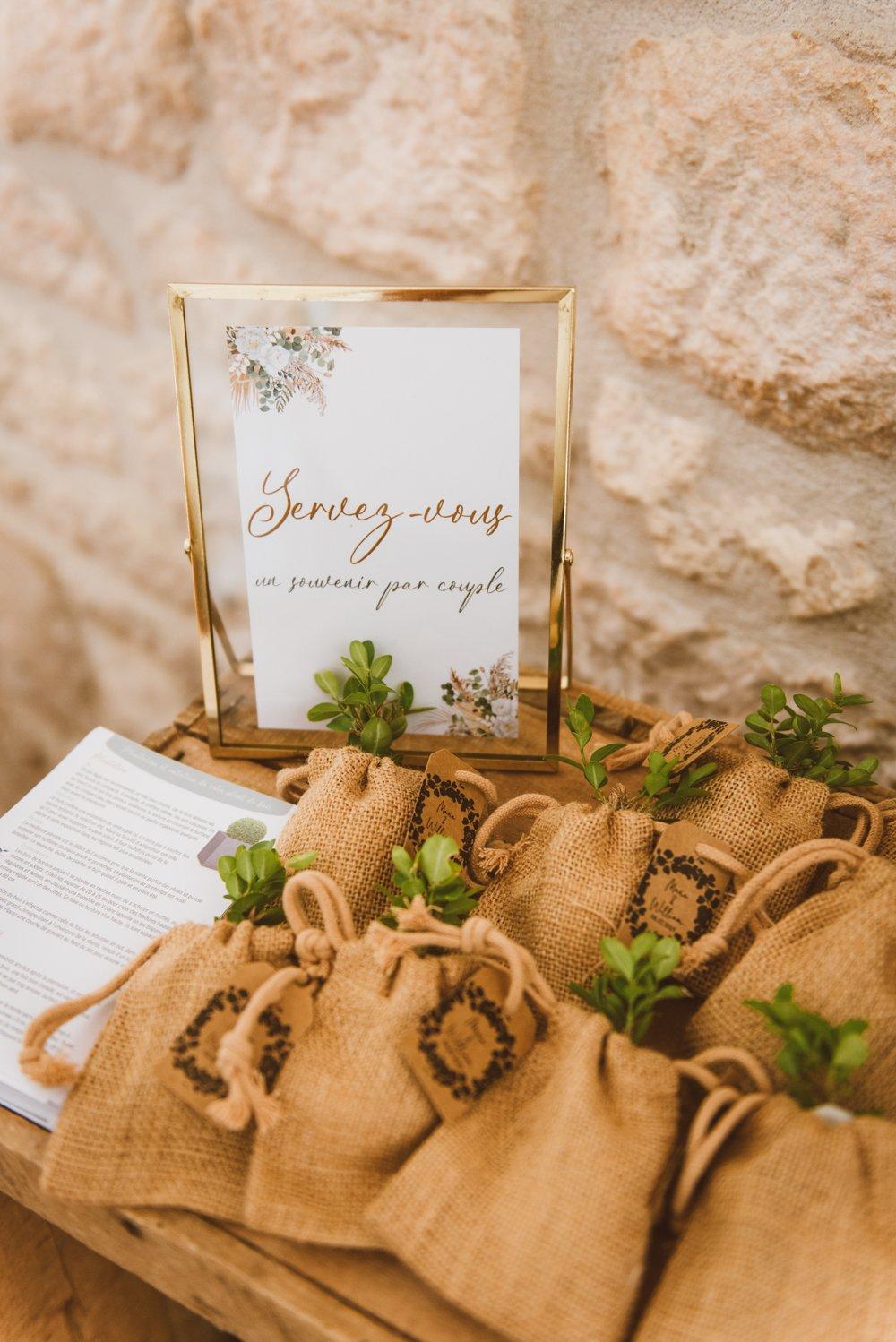 cadeau invité mariage champêtre petits sacs en toile de jute