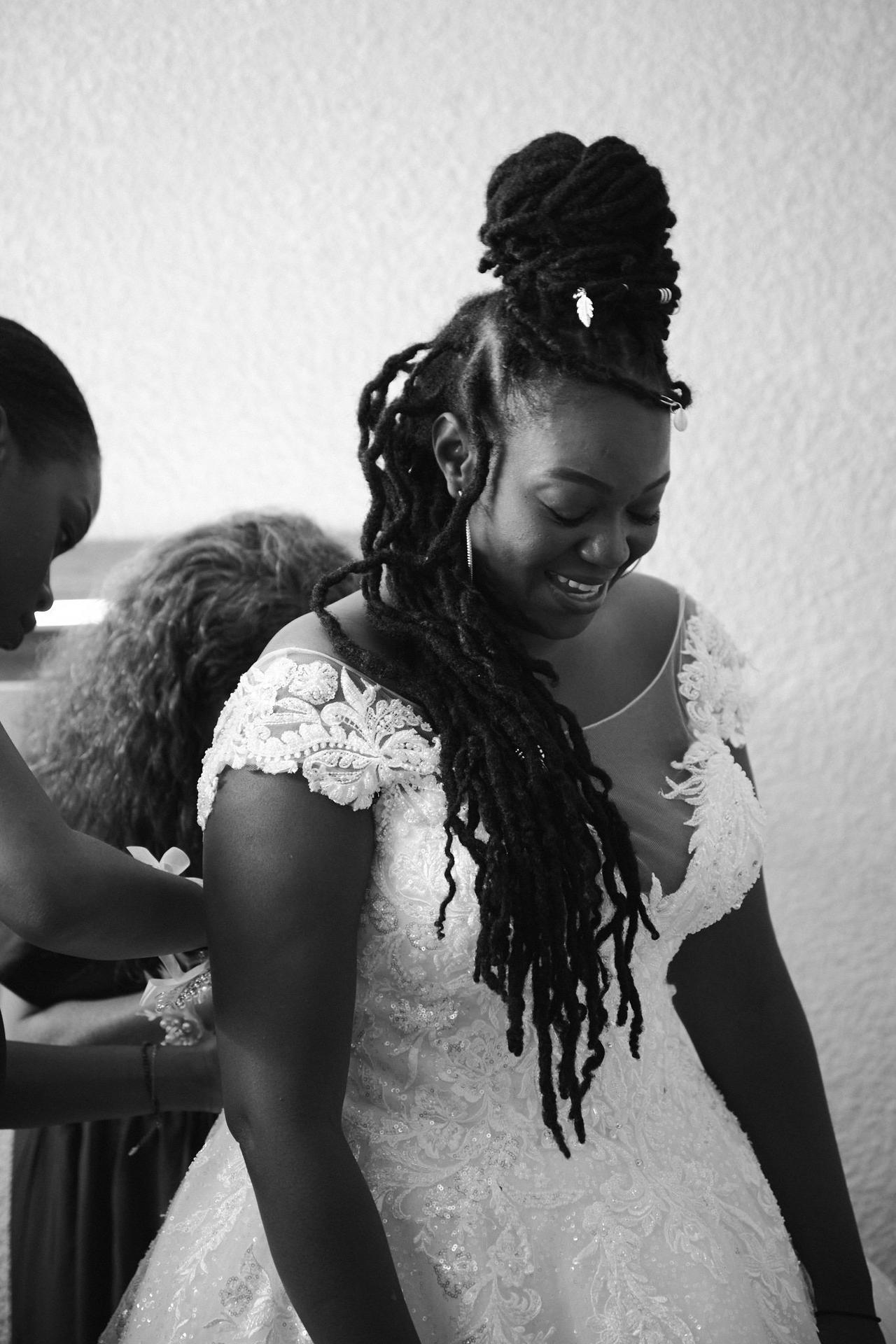 coiffure de mariée sur le côté avec tresses africaines et chignon en hauteur