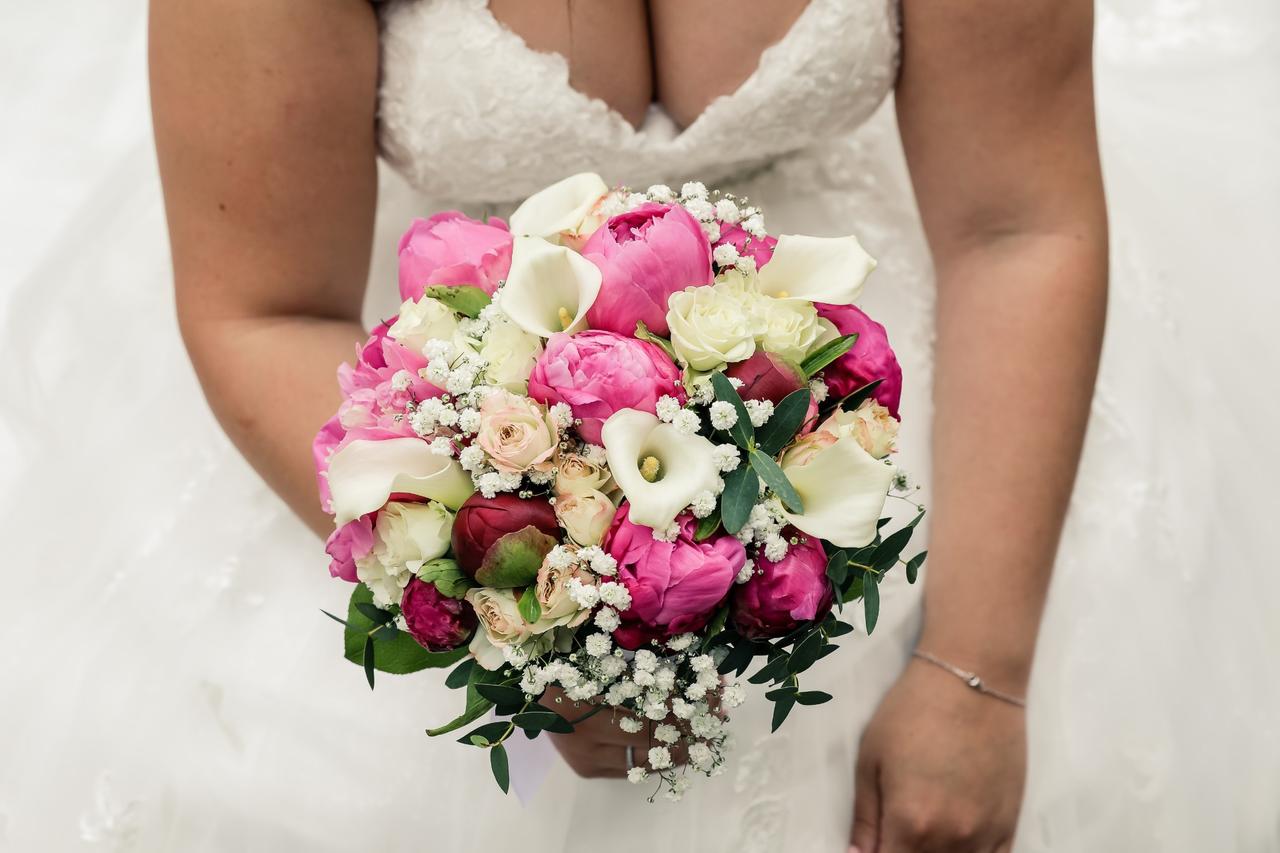 bouquet de mariée arums et pivoines roses