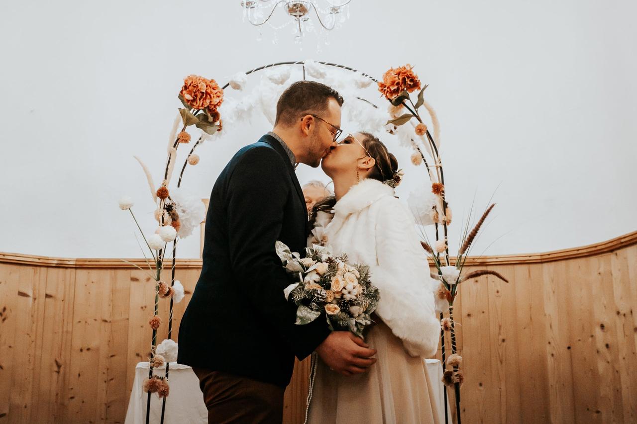 cape en fourrure blanche comme accessoire de mariée en hiver