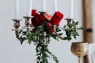 centre de table avec lustre et bougie au milieu des roses rouge