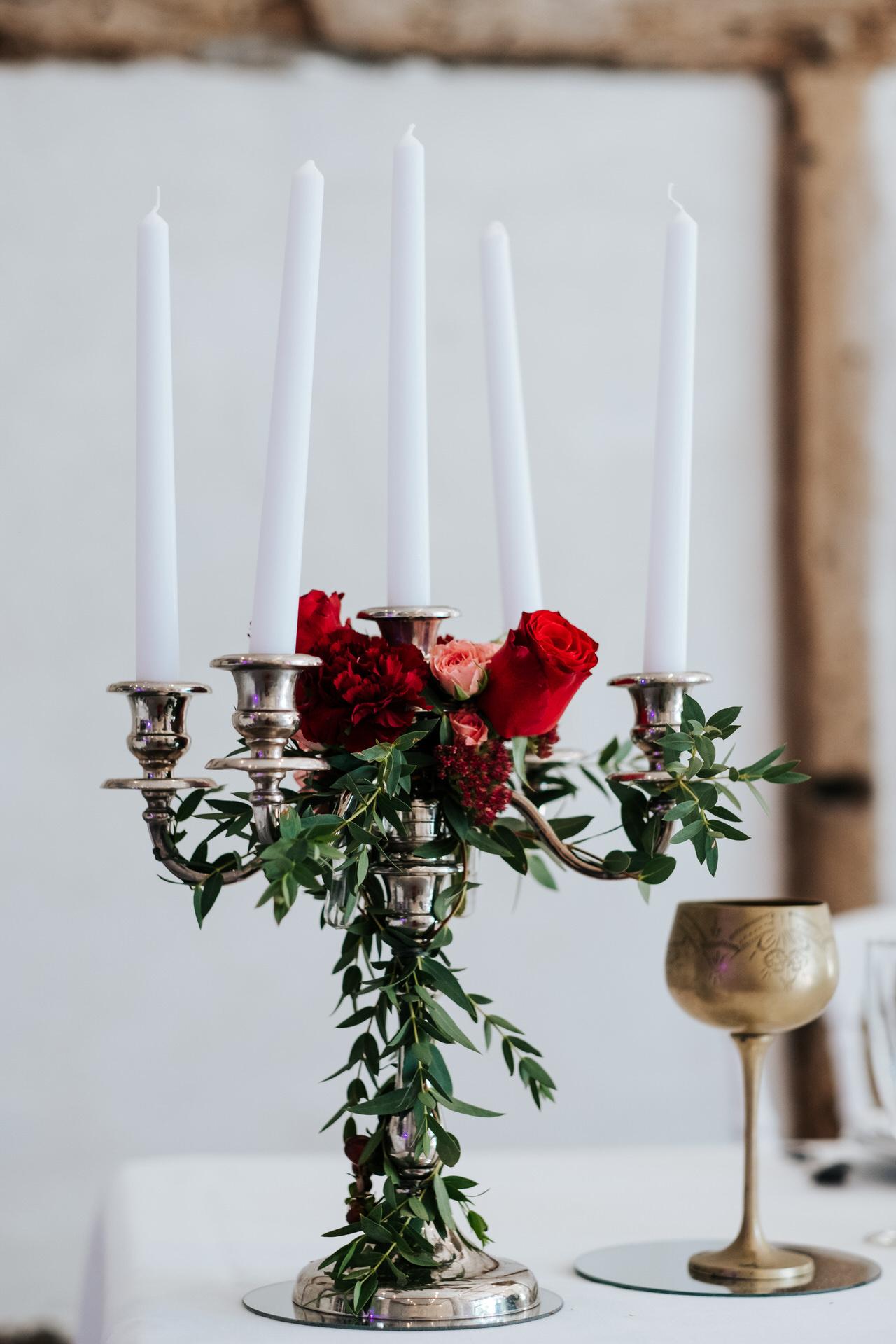 centre de table avec lustre et bougie au milieu des roses rouge