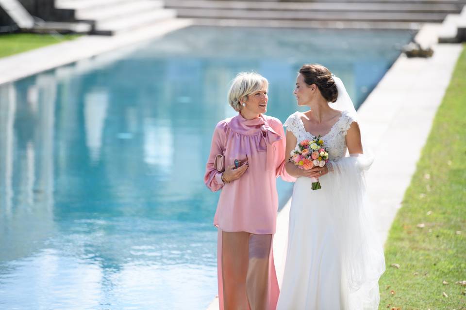 mariée accompagnée de sa mère au bord d'une piscine