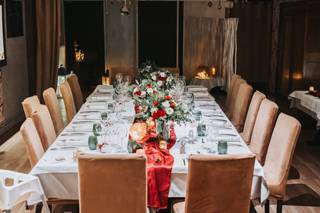 décoration table mariage noël avec centre de table rouge et fleurs vert sapin et rouge vif