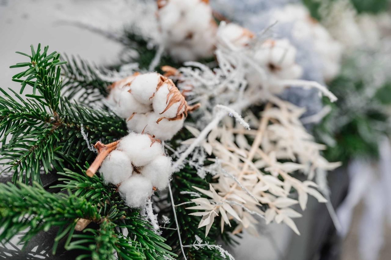 decoration mariage en hiver, decoration florale pin et coton