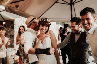 mariée avec couronne fleurie dans ses cheveux courts