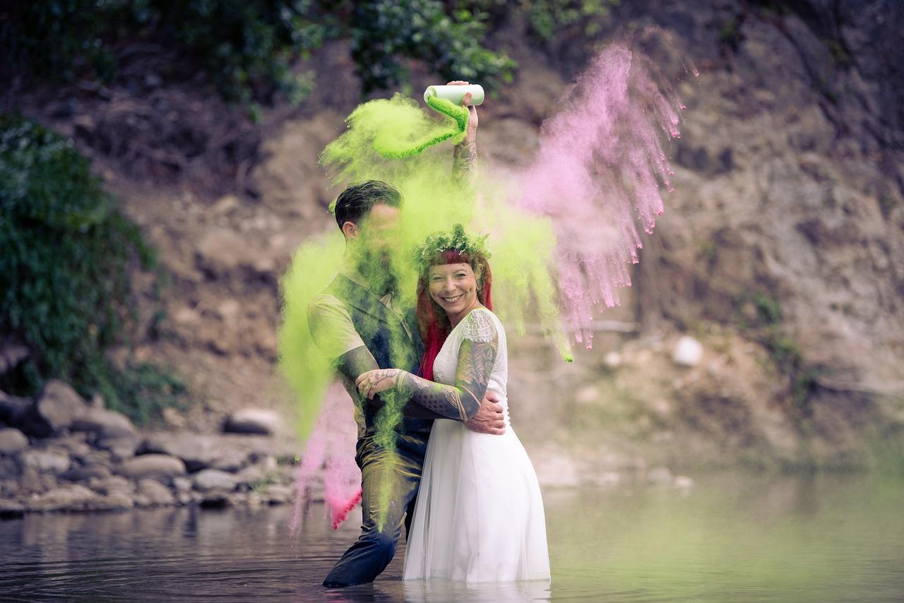 Photo couple mariage originale trash the dress couleur