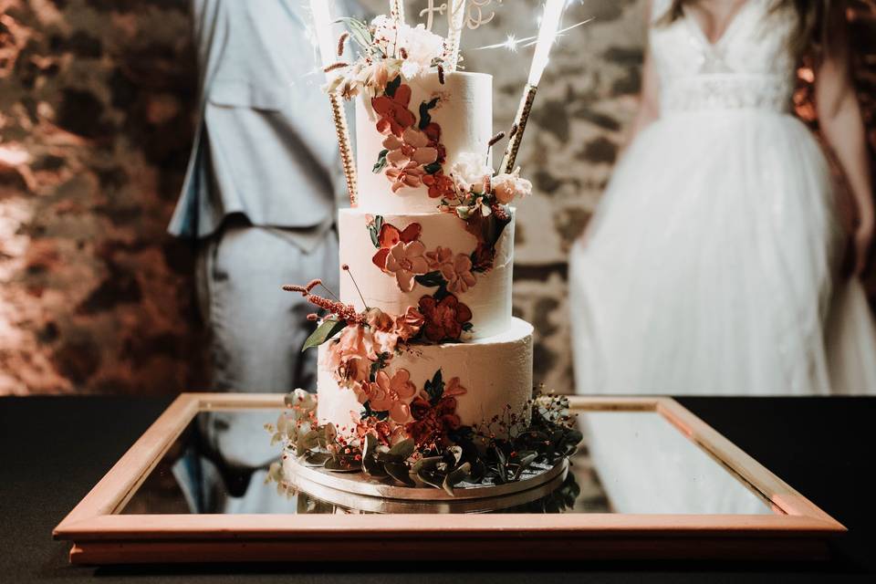 gâteau de mariage 3 étages décoré de fleurs