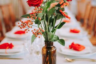 centre de table avec rose rouge et blé inspiration automne