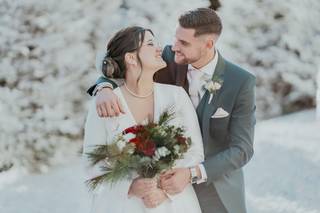 mariée avec bouquet de fleurs d'hiver comme accessoire de mariage