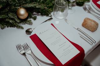 décoration table mariage noël avec menu déposé sur l'assiette