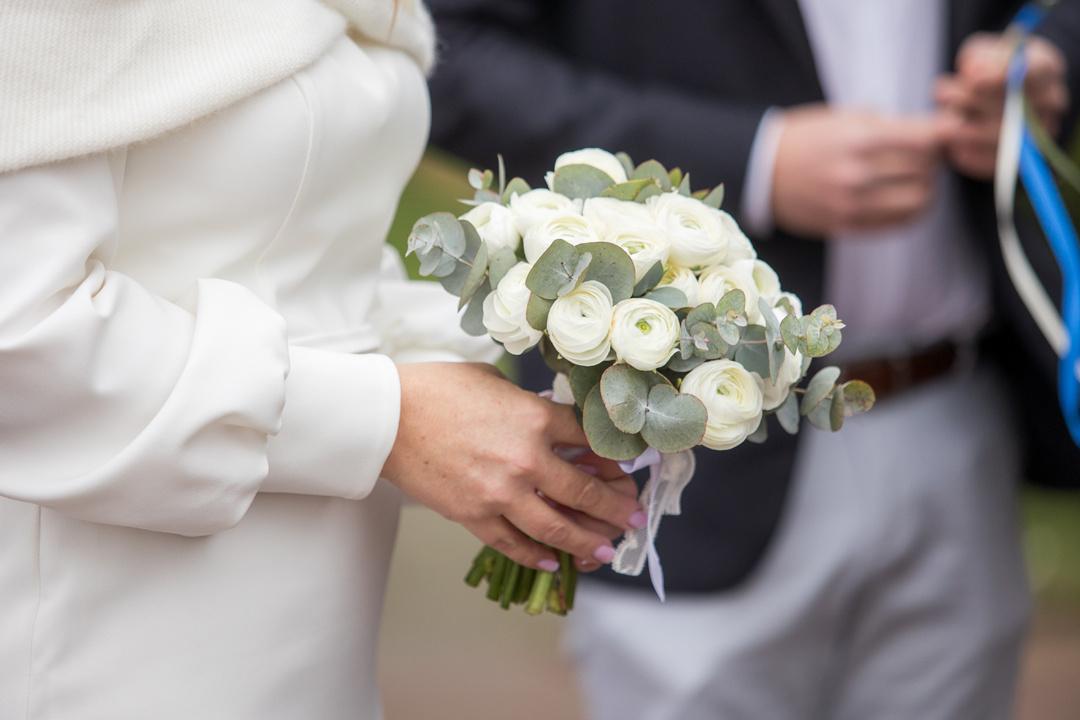 bouquet mariee hiver blanc total avec renoncule