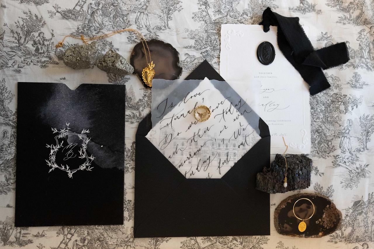 Faire-part de mariage noir avec papier calque