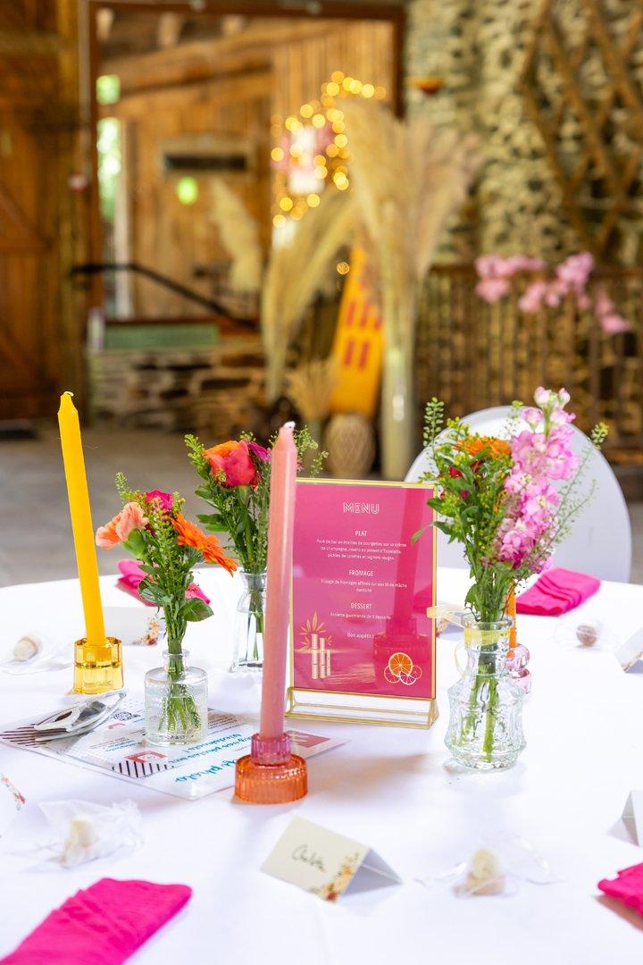 decoration table mariage printemps colorée avec bougies et fleurs dans vases transparents