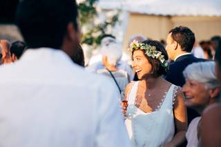 mariée aux cheveux courts avec couronne de fleurs champetre dans les cheveux