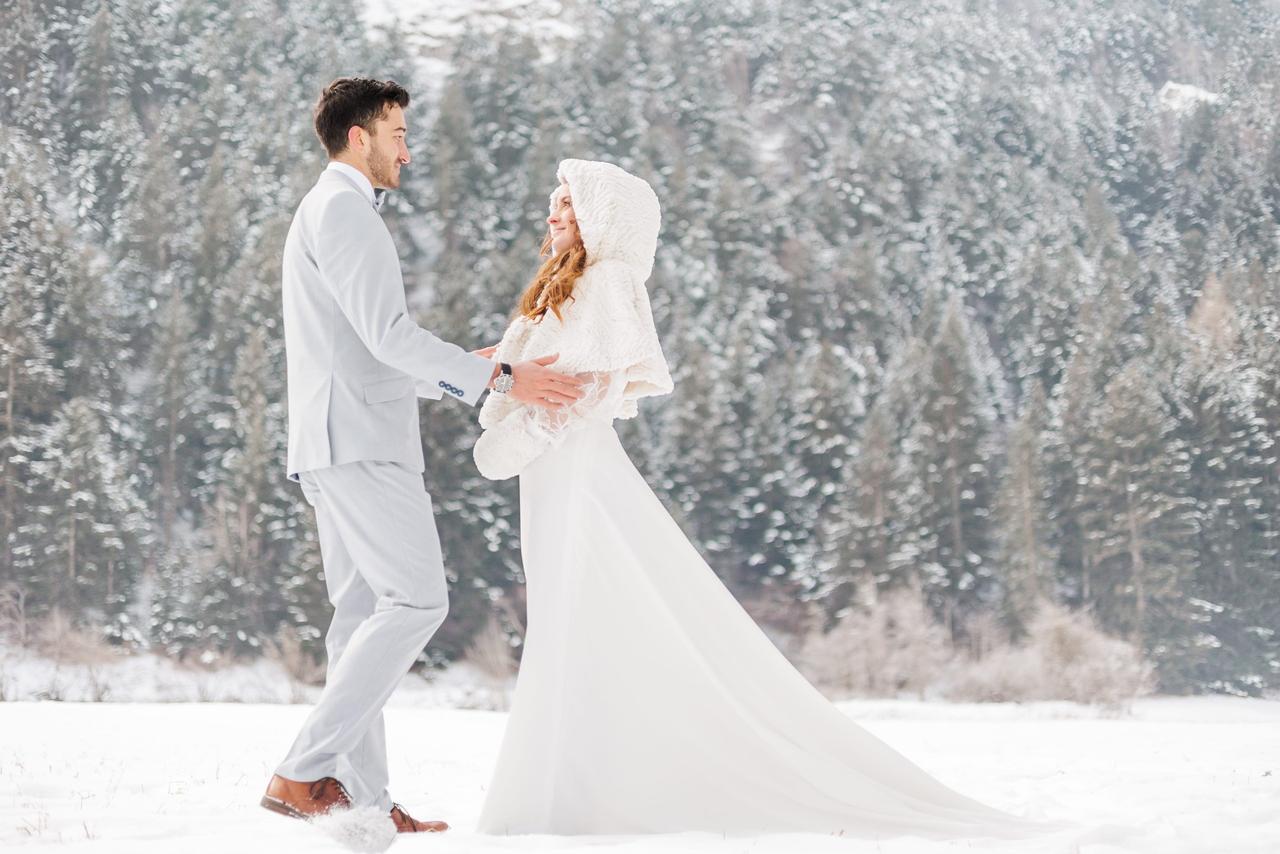 mariée avec cape à capuche comme accessoire de mariage d'hiver