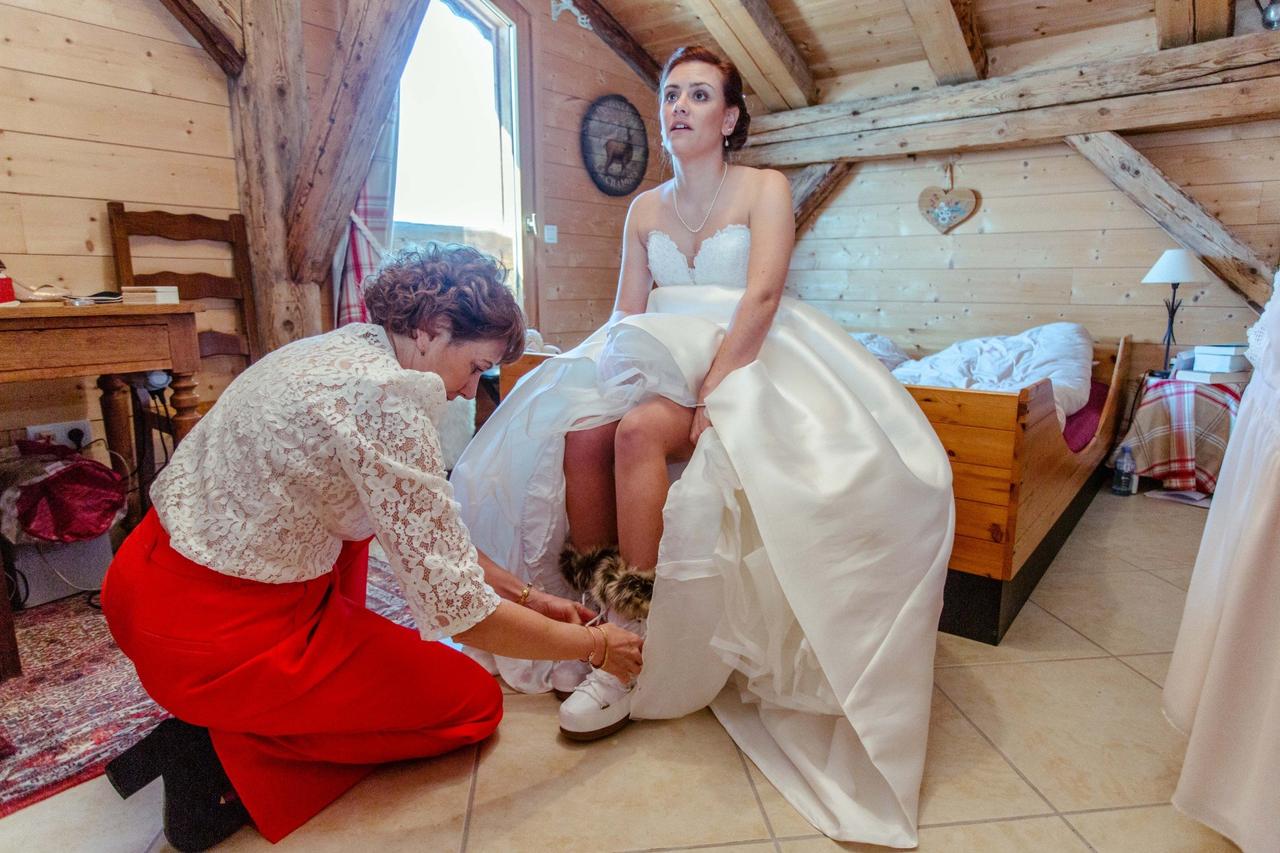 bottes de mariée spéciales neige blanches avec de la fourrure beige pour maintenir les pieds au chaud