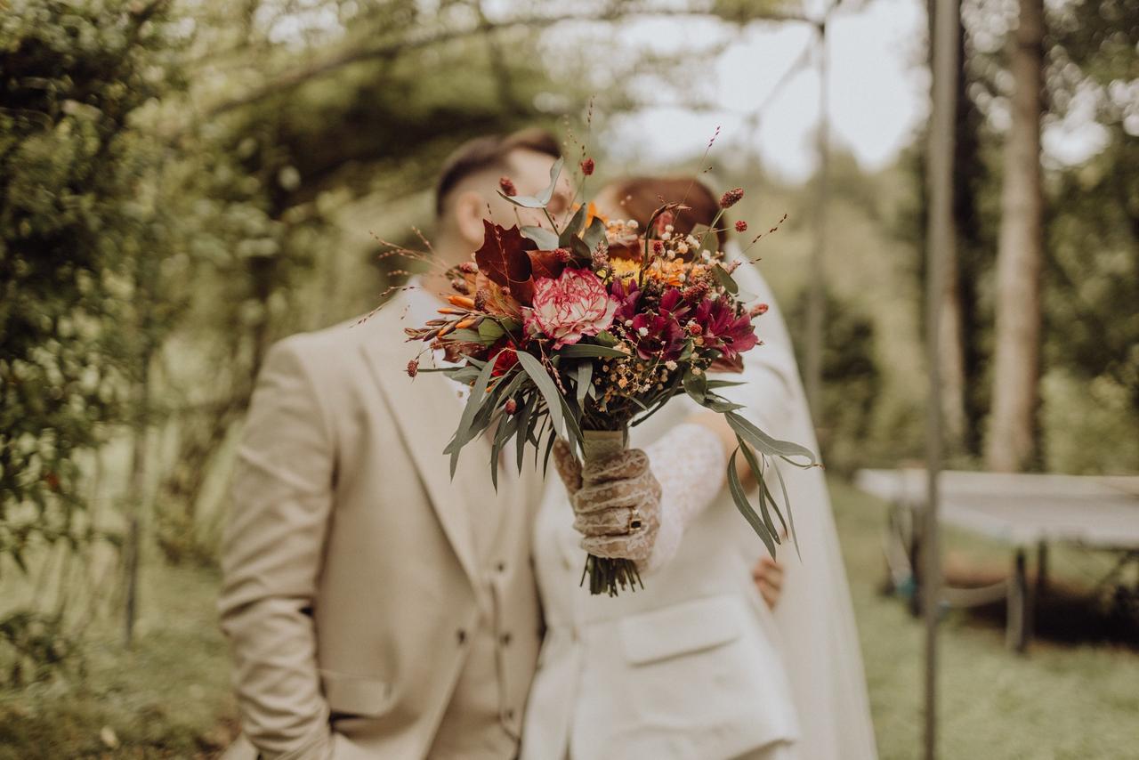 petit bouquet de mariée champêtre avec fleurs jaunes, rouges et roses